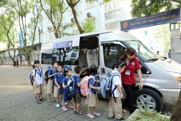 thuê xe ô tô đưa đón trường học